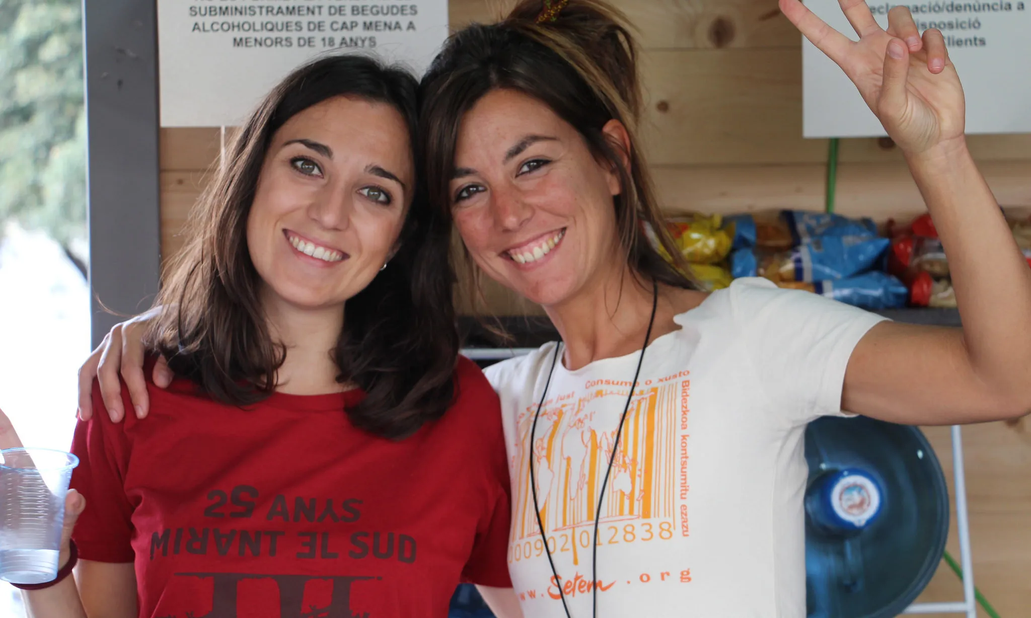 Dues persones a la cafeteria de comerç just de SETEM Catalunya