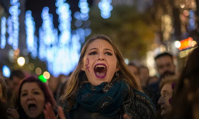 Manifestant a una concentració contra la violència masclista.