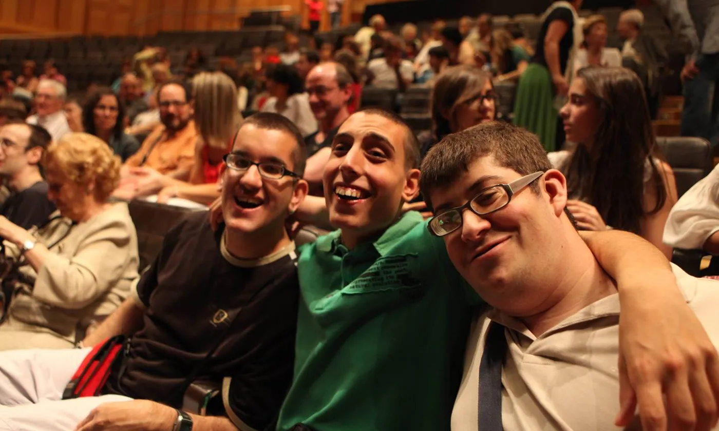 Participants d''Apropa Cultura' asseguts al teatre esperant que comenci l'obra