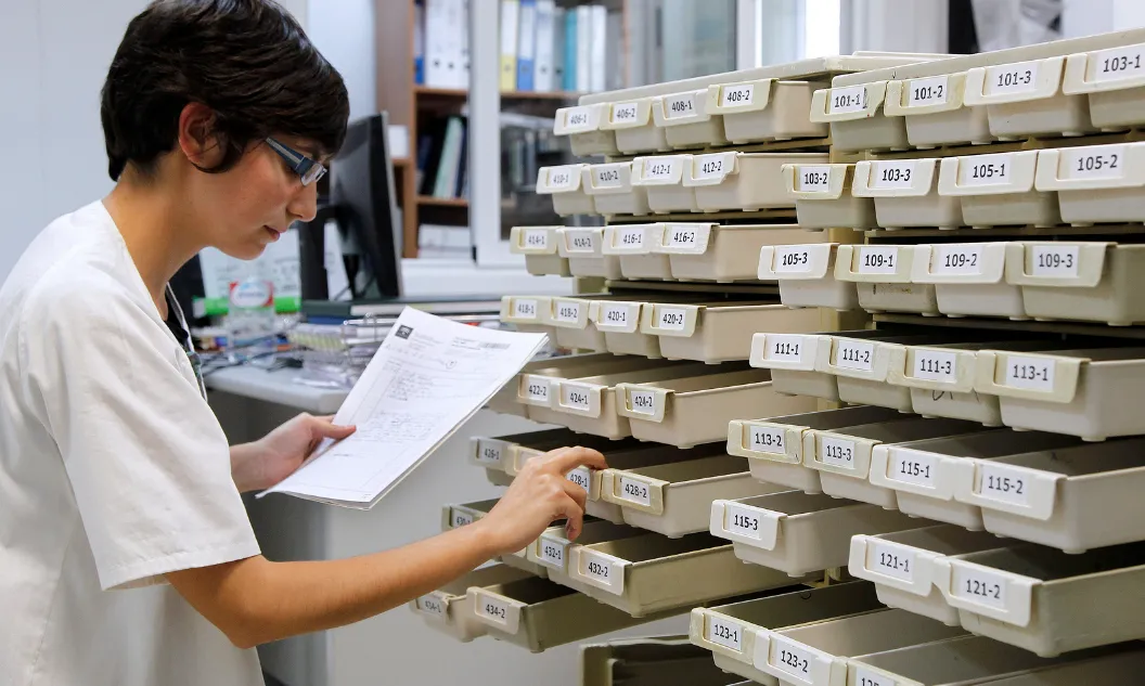 Farmacèutica fent tasques de documentació.