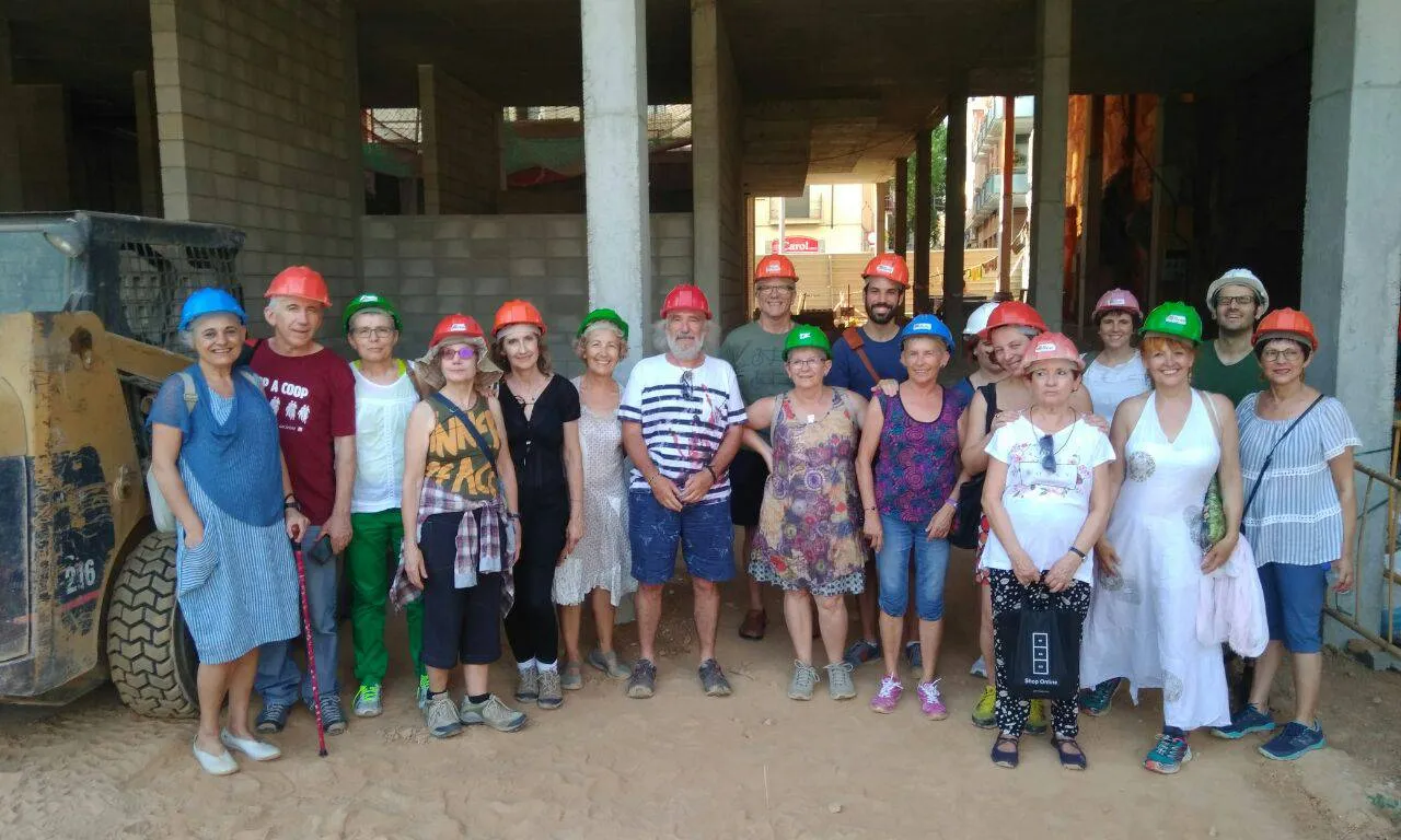 Grup de gent gran d'Etzekide visitant obres
