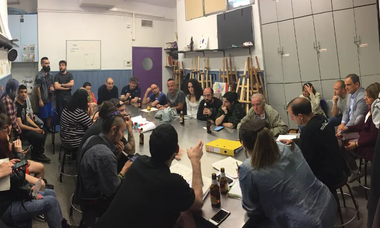 Persones reunides en una sala