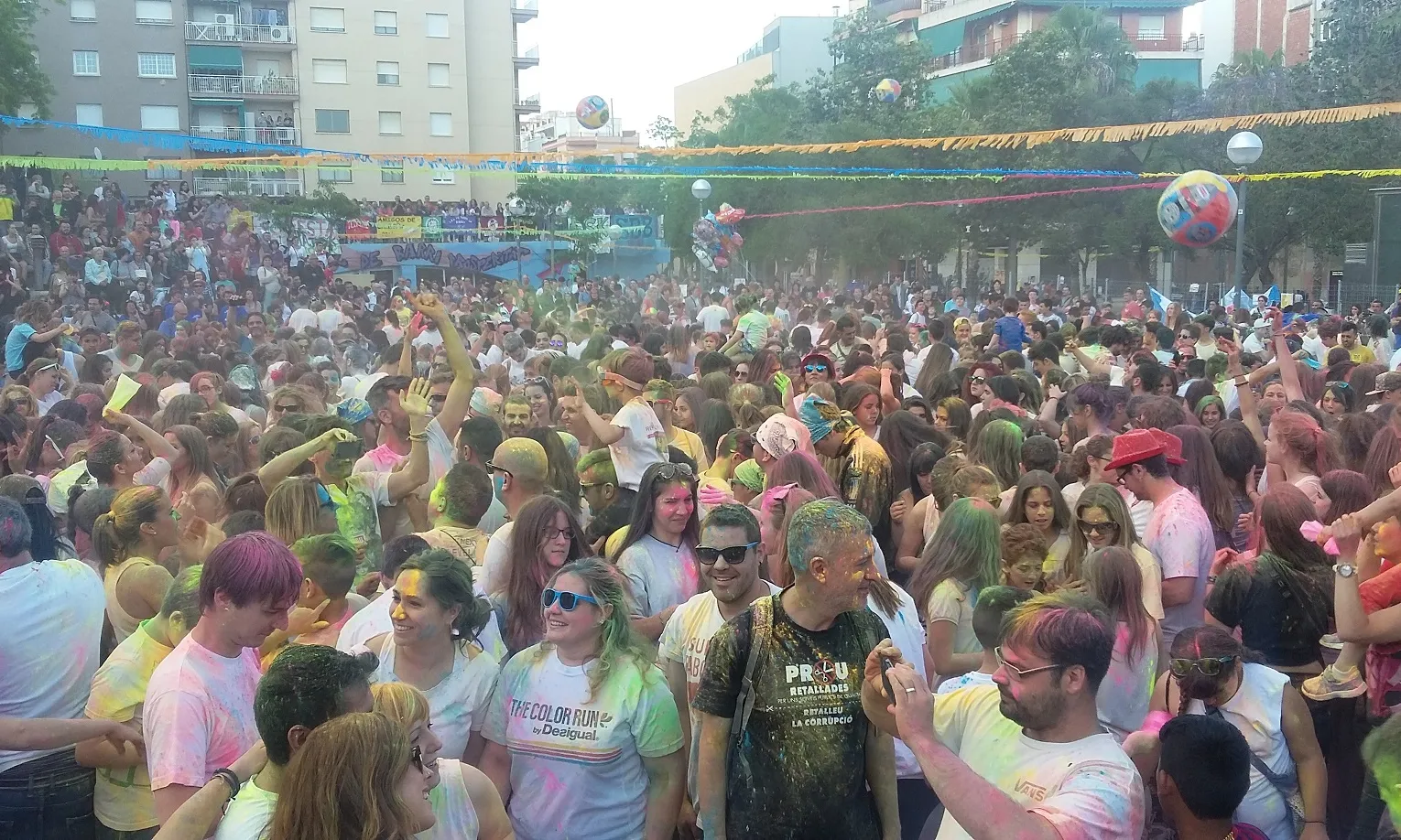 Molta gent fent la 'Festa Holi' a la plaça d'Àngel Pestanya