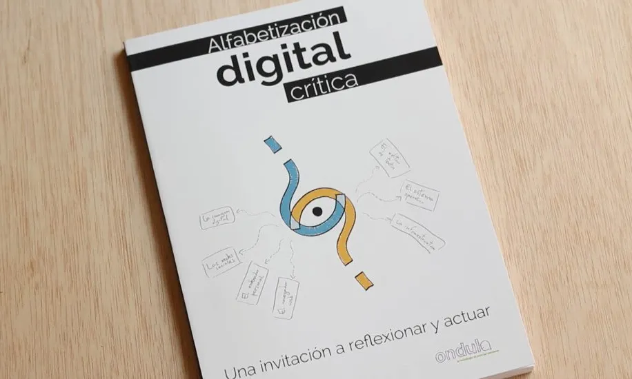 Fotografia de la guia sobre alfabetització digital crítica d'Ondula a sobre d'una taula