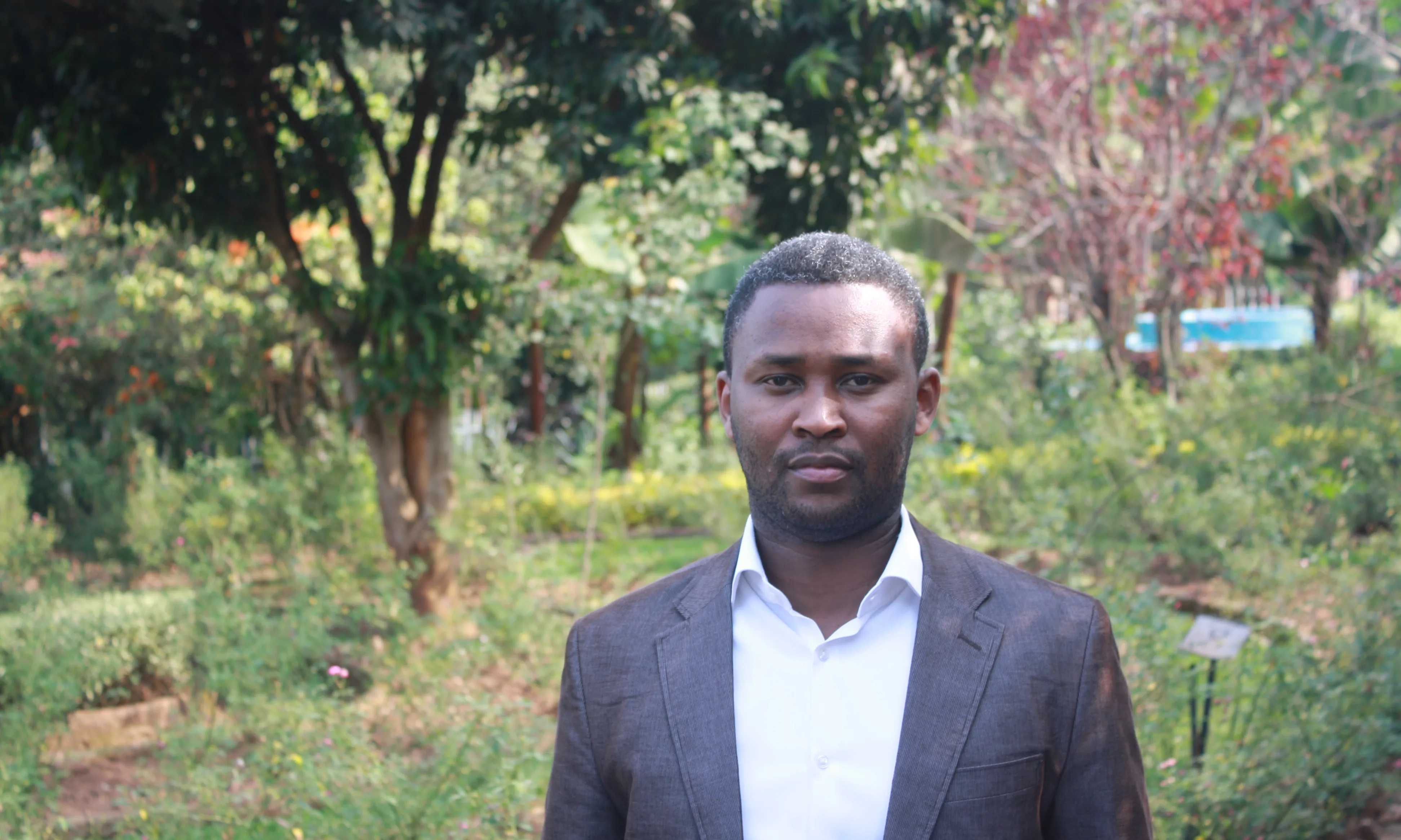 Trebalaldor d'Aegis Trust Ruanda i supervivent