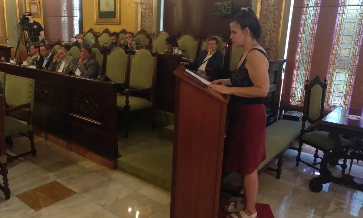 Defensa de la moció per part d'Oxfam Intermón durant el ple de La Paeria.