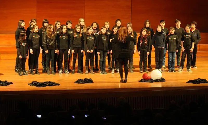 Infants de l'Orfeó Lleidatà fent un concert
