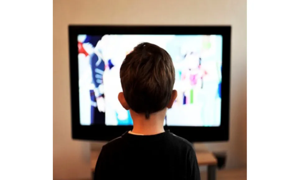 Un nen mirant la televisió