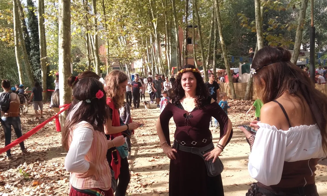 Les dansaires del Canyamars medieval escalfen motors abans d'una actuació