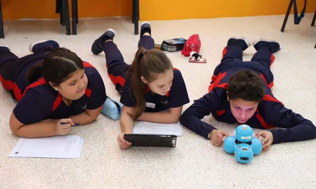 Infants participant en una edició anterior d'Europe Code Week