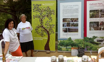 Un grup de voluntàries fent difusió de l'entitat i del Jardí Botànic