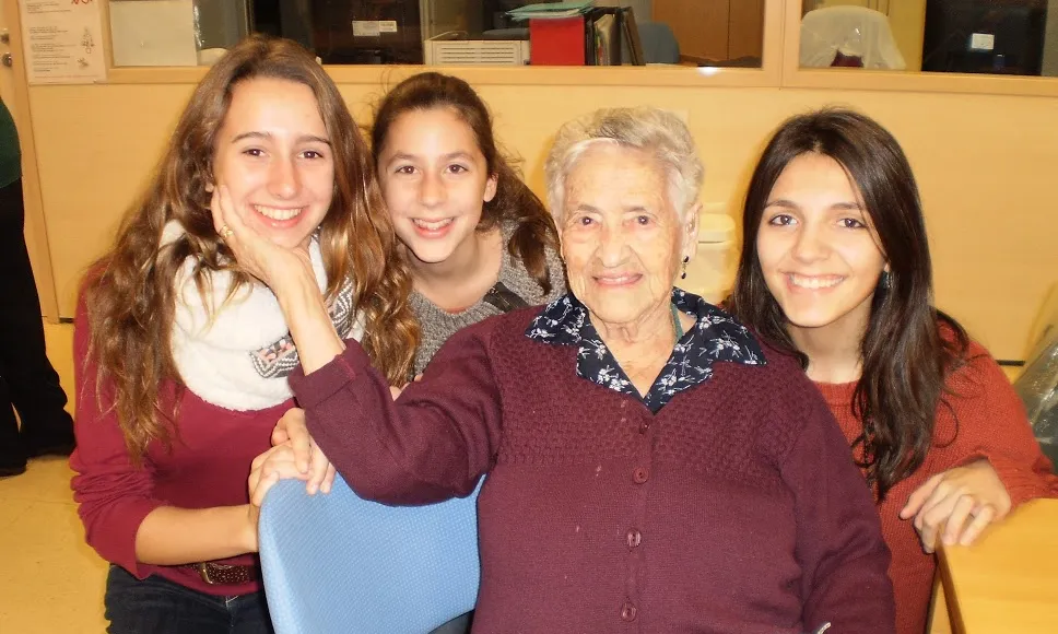 Tres noies fan companyia a una senyora gran