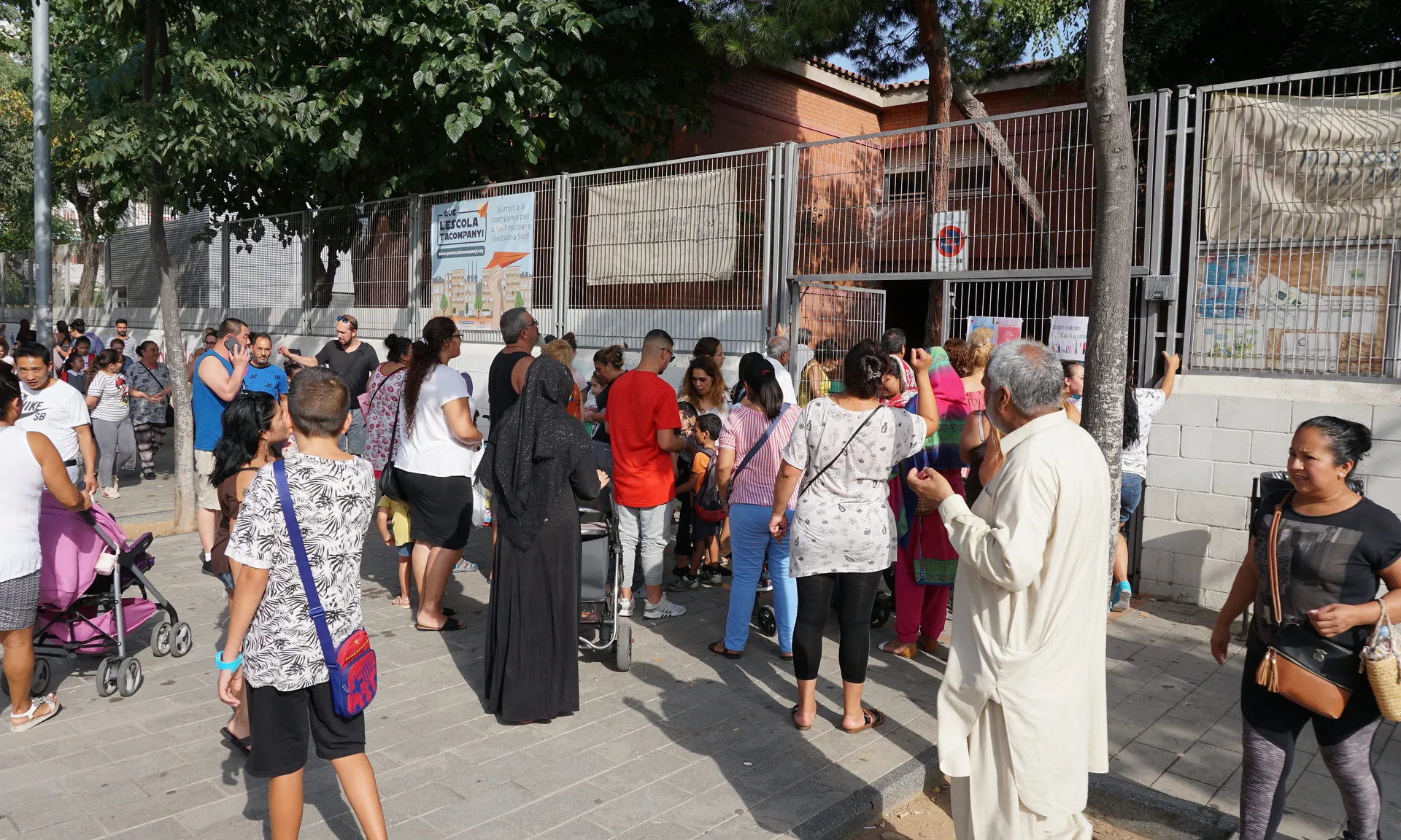 Pares, mares i alumnes a les portes d'una escola de Badalona