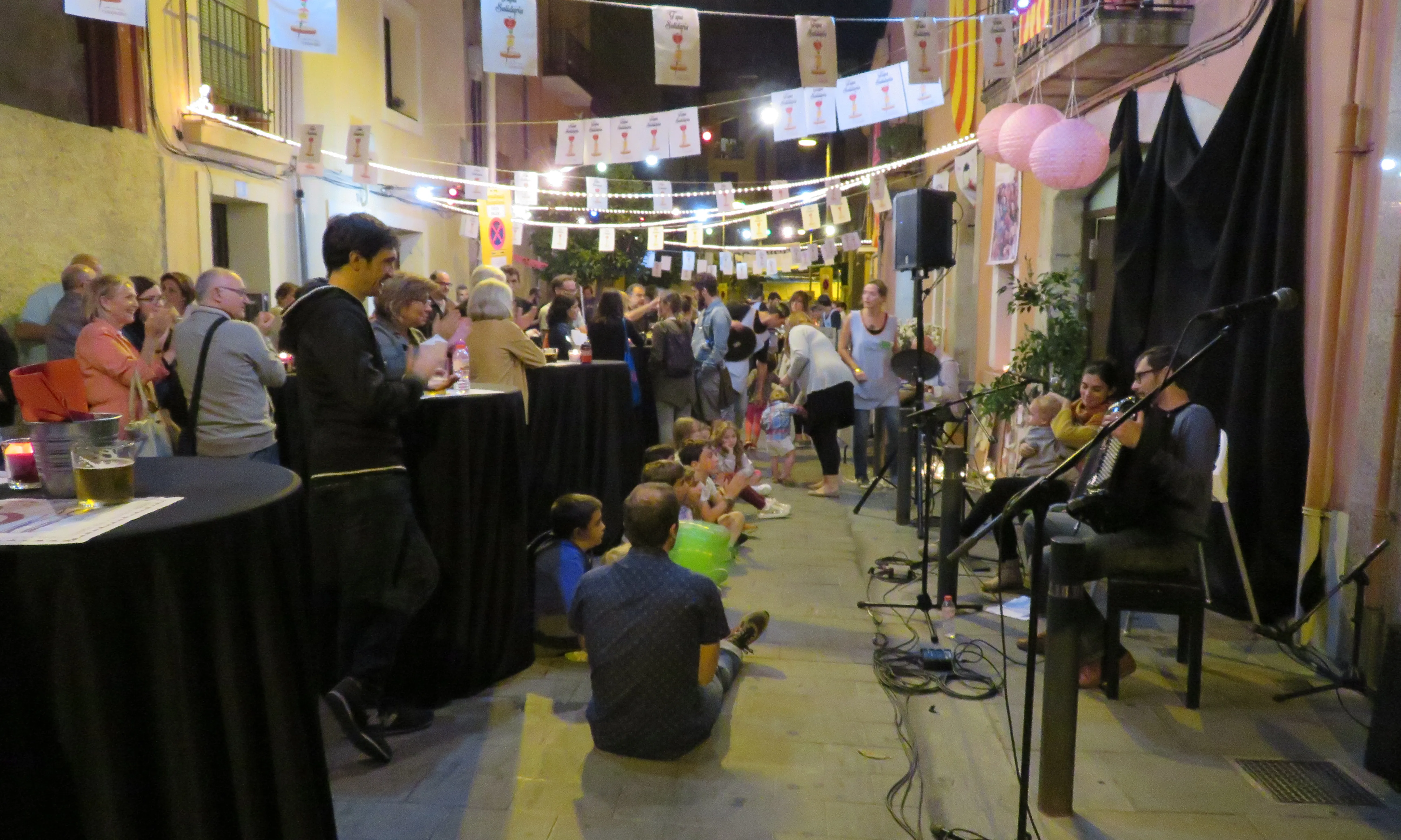 Tapa Solidària al carrer del barri d'Hostafrancs