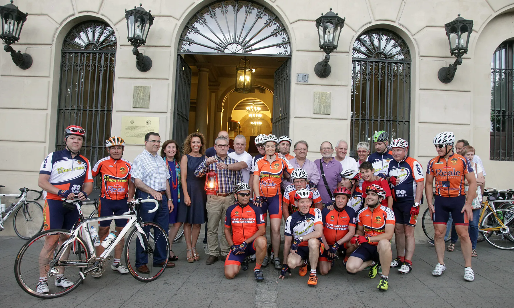 Recepció de la Flama a la Paeria de Lleida, amb el Club Ciclista Terra Ferma