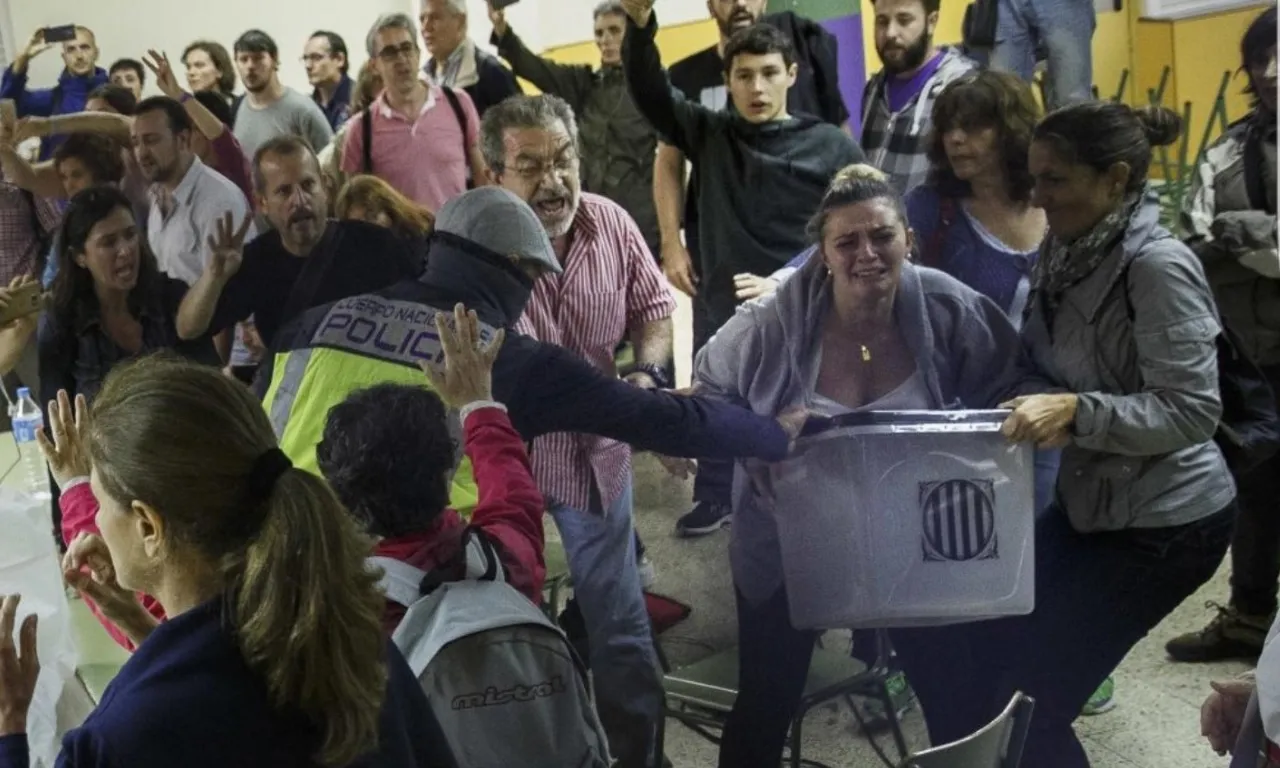 La policia estatal fent ús de la força per impedir el referèndum. 