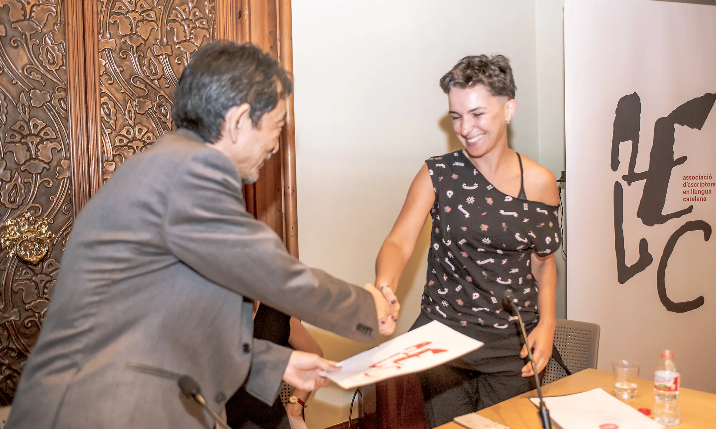 Bel Olid entrega la distinció honorífica a l'autor japonès