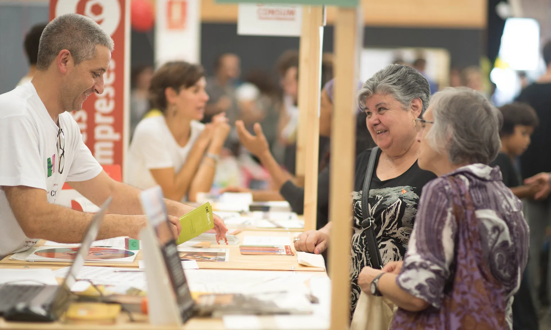 Dues dones demanen informació a un estand de la FESC.