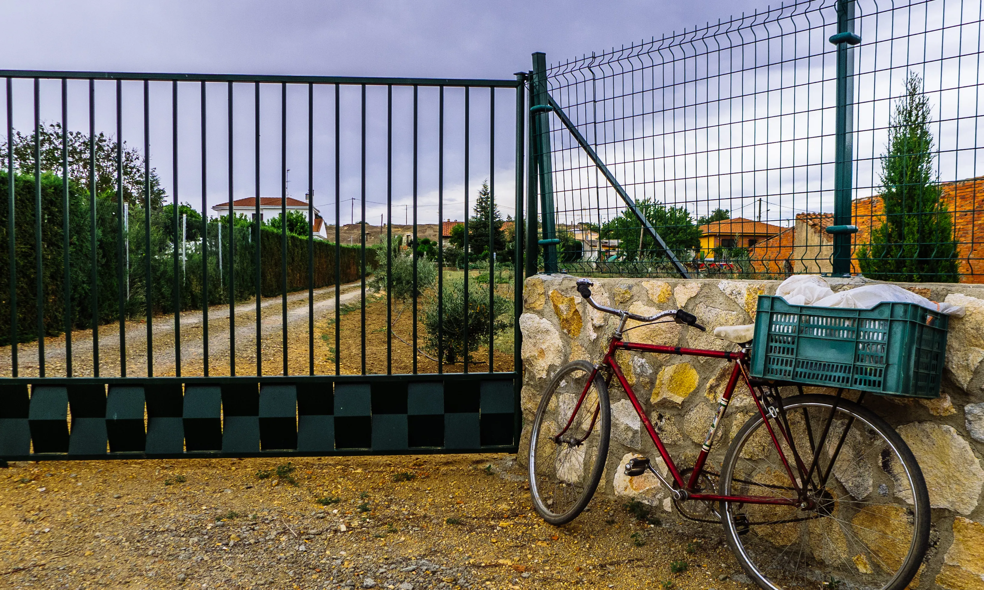 Bicicleta al costa d'un hort