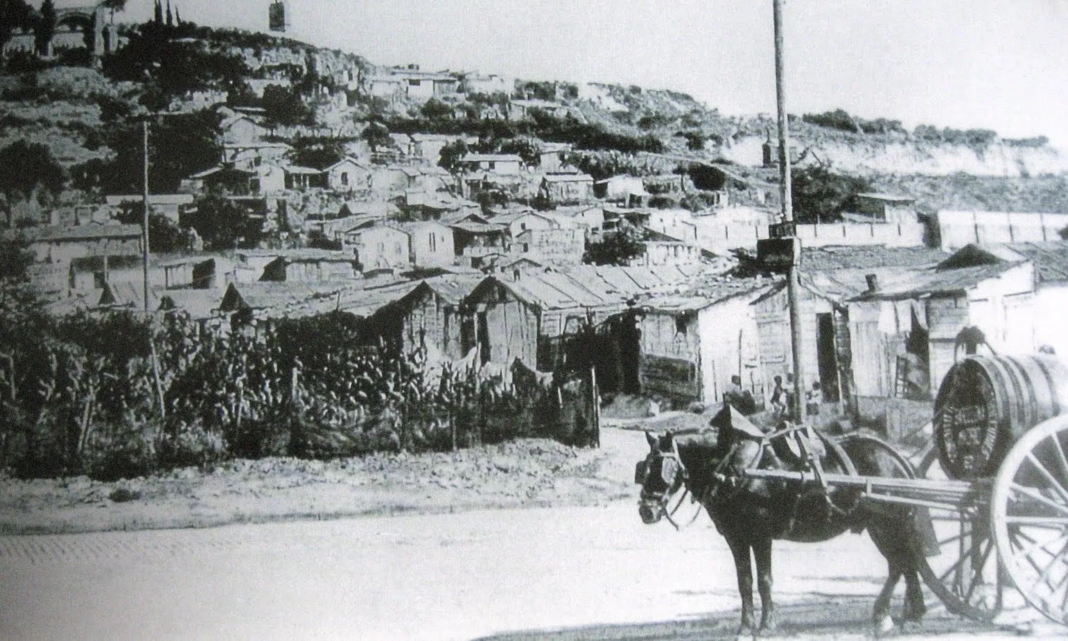 Foto antiga del barri de barraques de Montjuïc