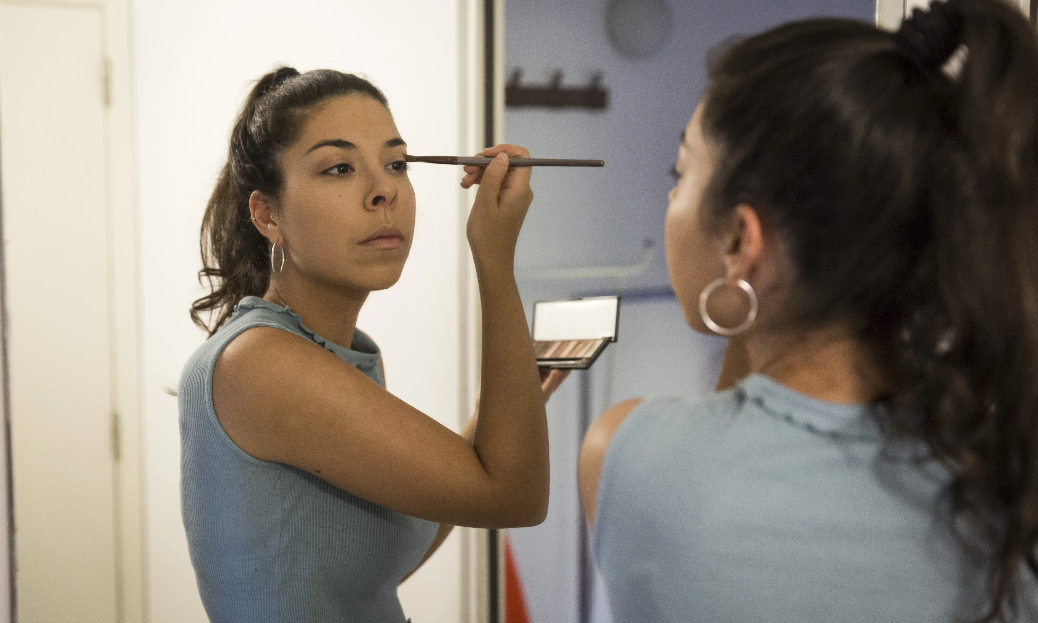 Laura Manchón es maquilla abans de l'estrena d'OCTUBRE (Foto: Toni Galitó)