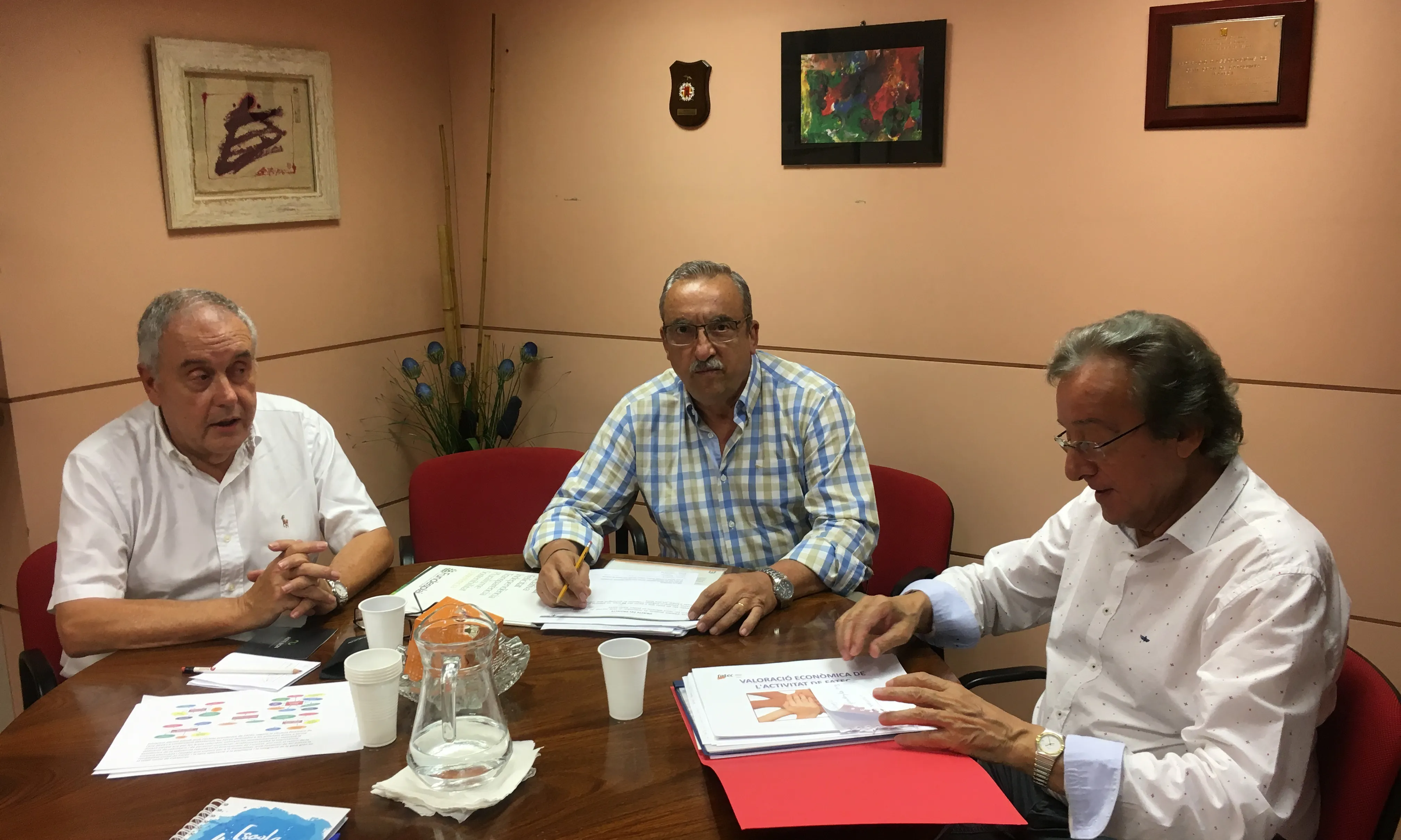 D'esquerra a dreta, Josep Carné, president de la Fatec; Josep Cayuela, coordinador del projecte Mentories, i Ramon Tubella, vicepresident. 