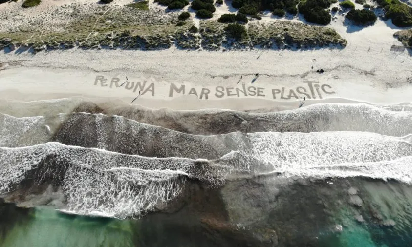 Acció a la platja de Ses Covetes a Mallorca per reclamar un mar sense plàstic