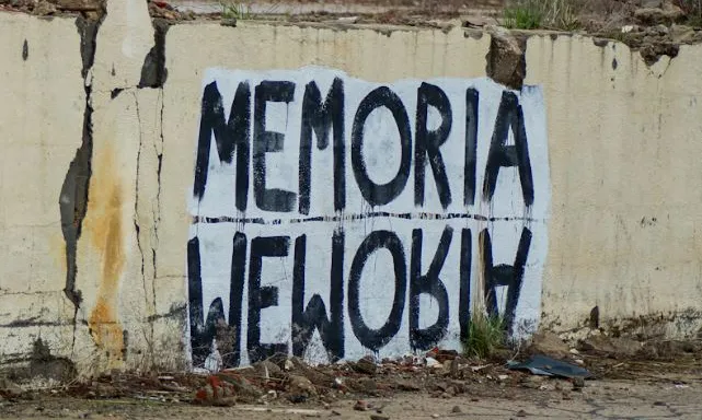 Memòria pintat en una paret de totxanes