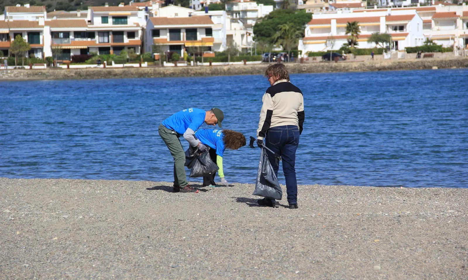 Tres persones recullen deixalles a les platges de Llançà 