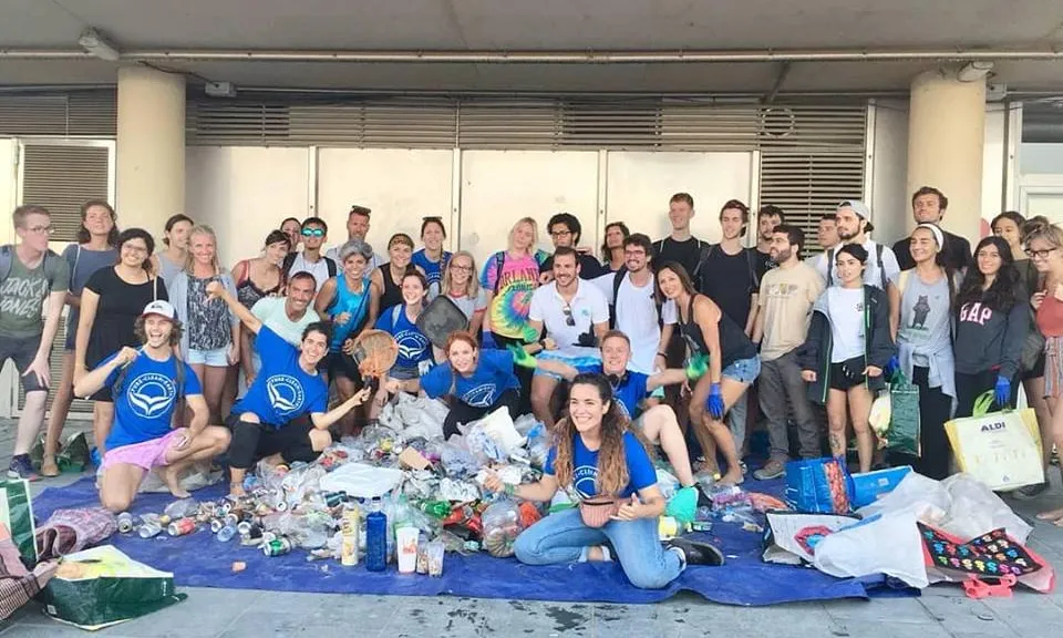 Un grup de voluntaris i voluntàries del grup Pure Clean Earth 