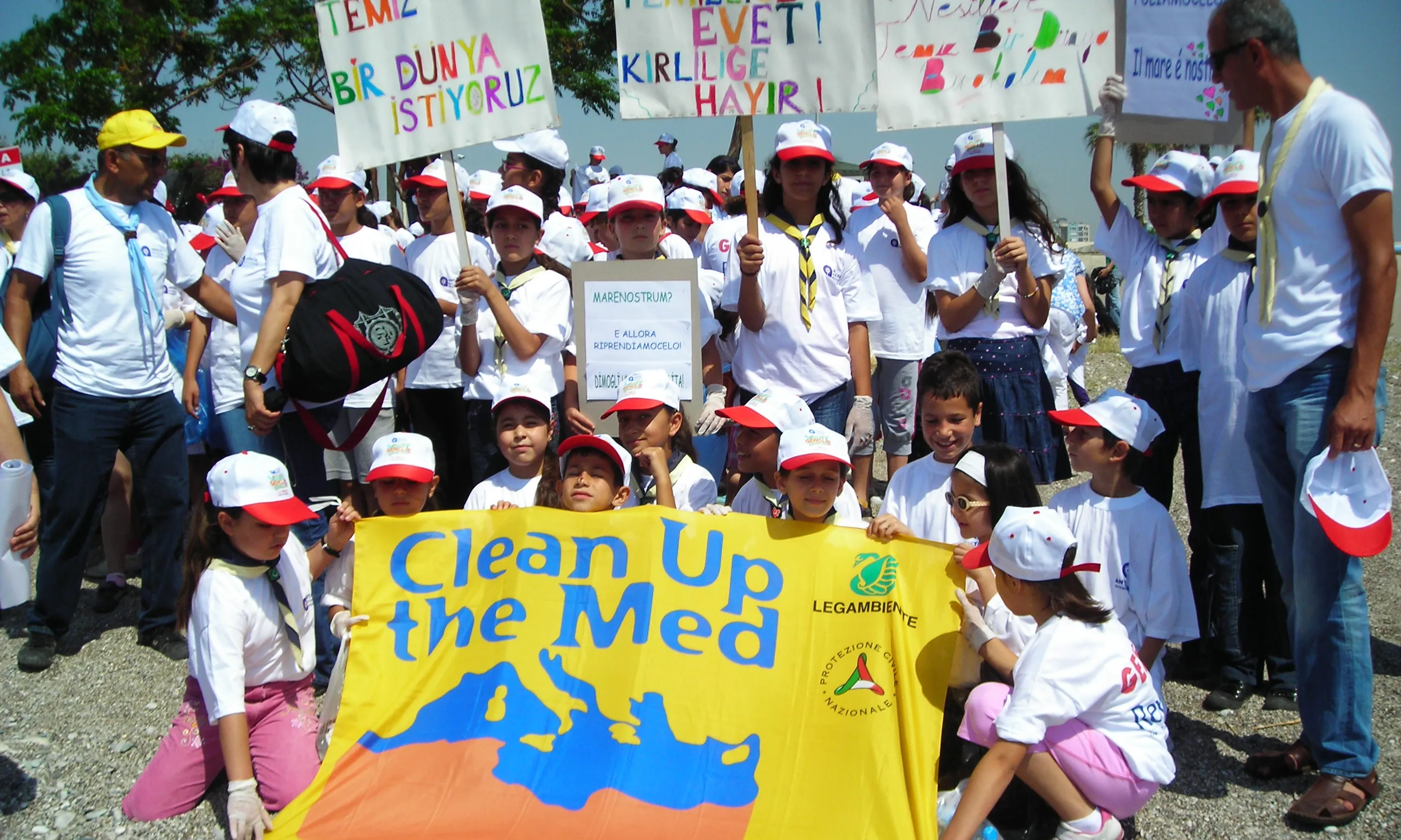 Un grup d'infants de Turquia participant en la campanya 'Clean up the Med'