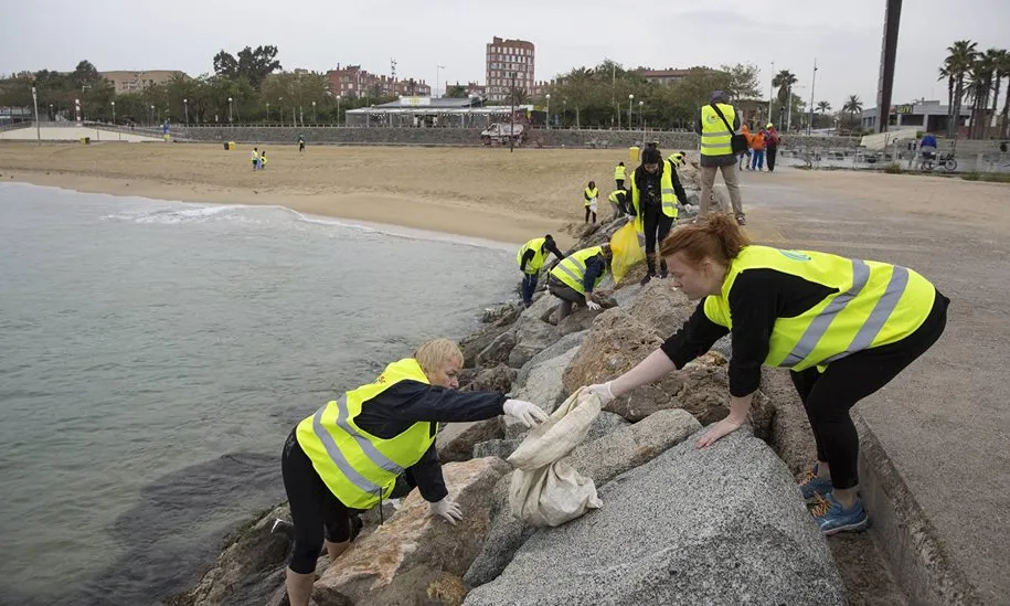 Més de 20 organitzacions formen la Xarxa de Neteja de Fons Marí del Litoral de Barcelona