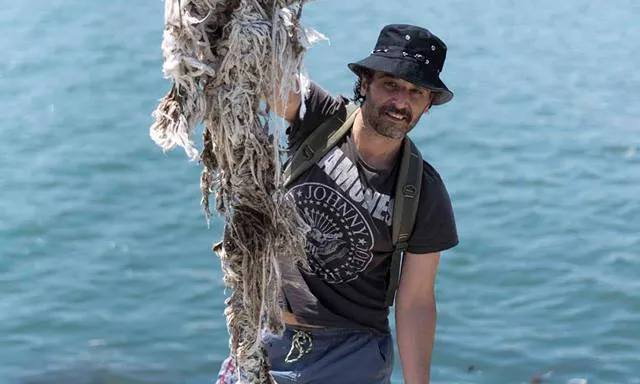 Un voluntari de Yotuba en una neteja dels espigons 