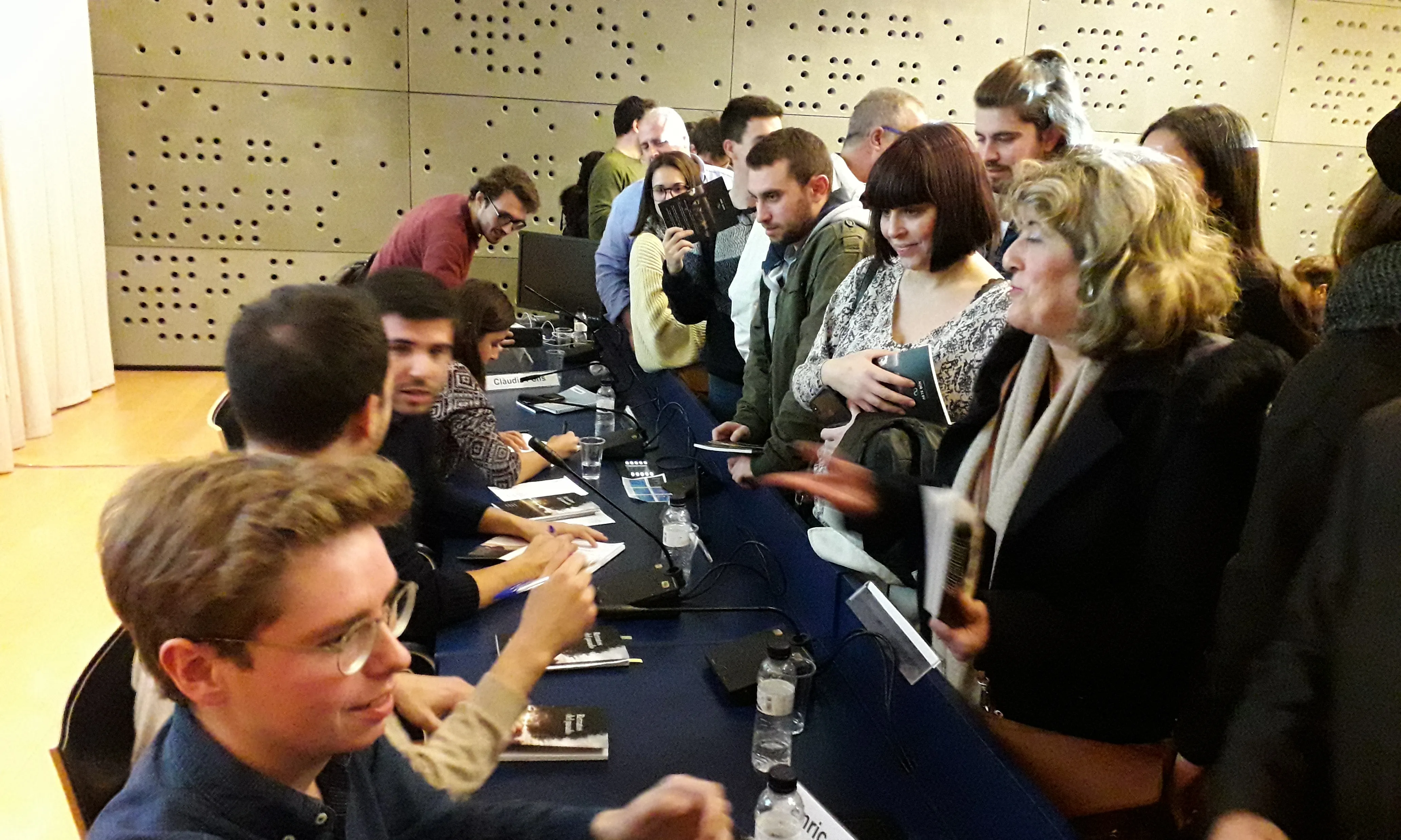 Imatge de l'acte de signatura del llibre 'Retrats del passat'.