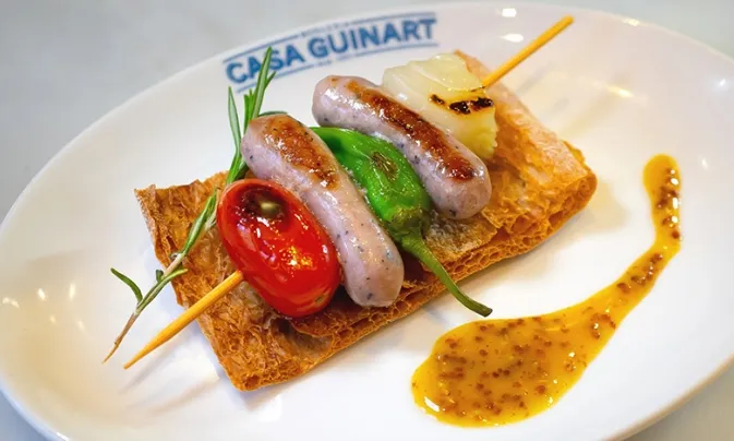 Pintxo de mini botifarres trufades.