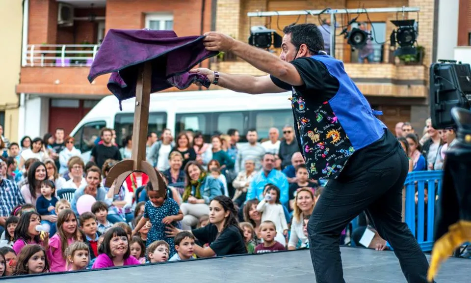El Mag Nani amenitzarà la nit festiva amb un espectacle d'il·lusions.