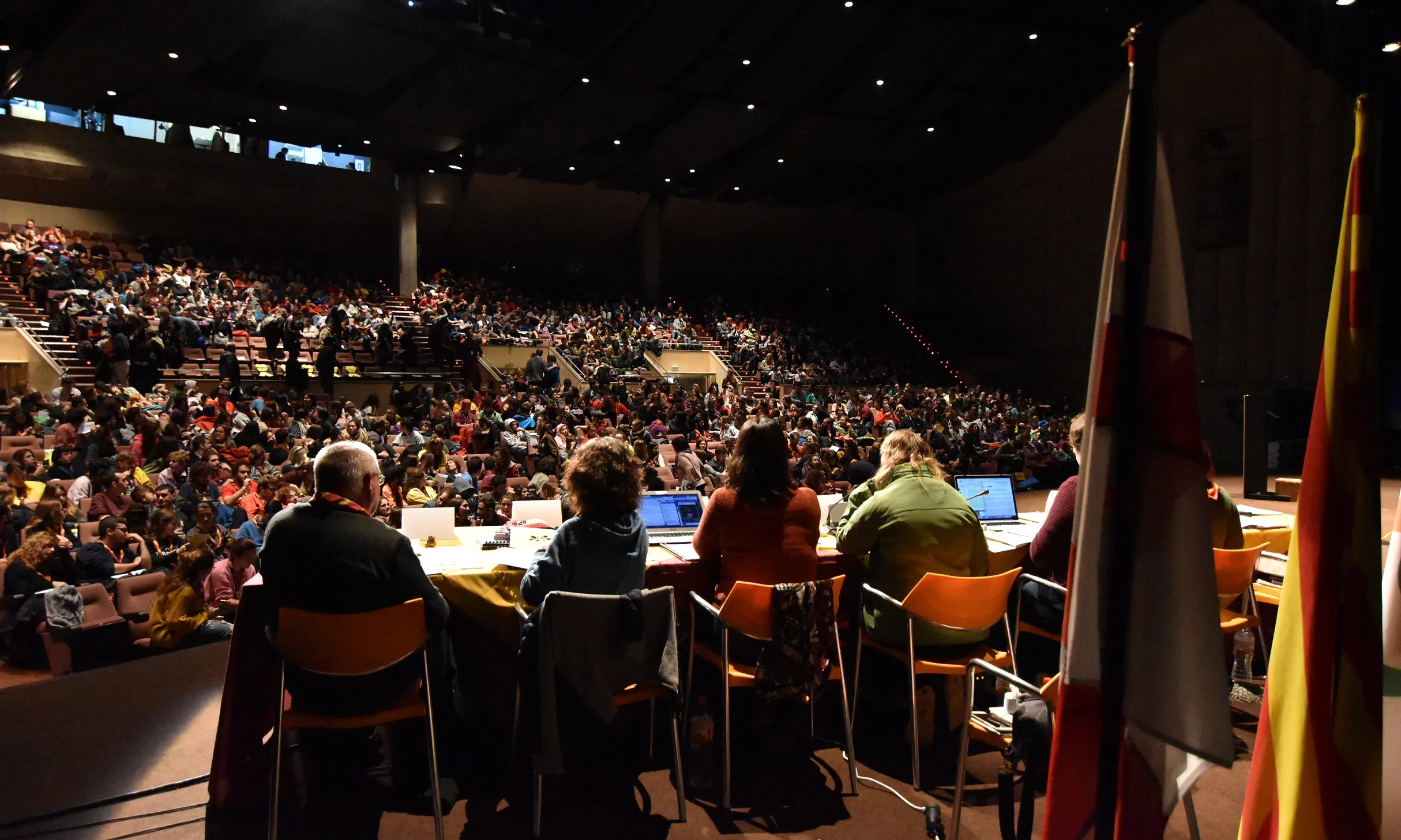 Imatge del plenari de l'Assemblea de Minyons Escoltes i Guies de Catalunya, celebrada a Olesa de Montserrat.