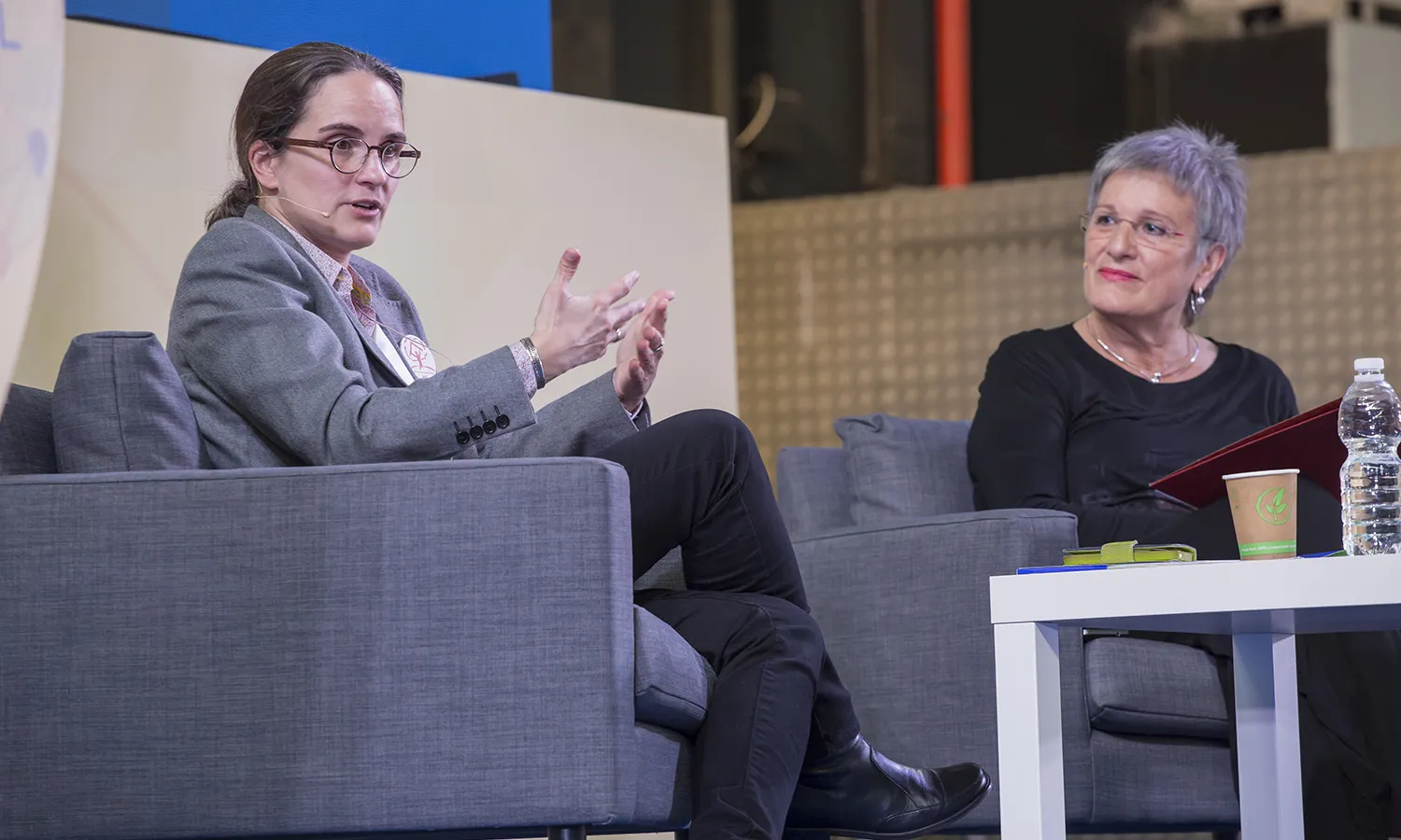 Lorena Zárate i Milagros Pérez Oliva durant la conferència inaugural del VI Congrés del Tercer Sector Social.