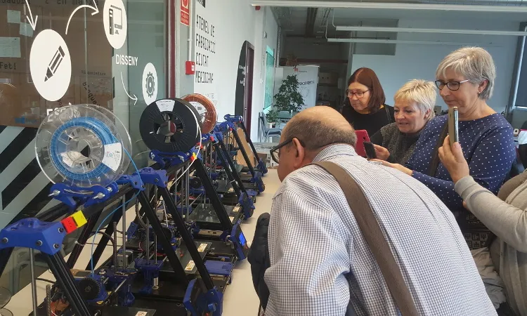L'Àngels i altres companyes i companys descobrint el món de la impressió 3D