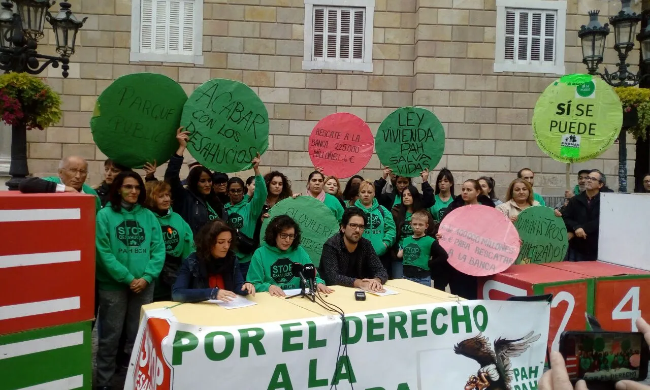 Membres de la PAH el dia que el Govern de Sánchez anunciava que retiraven el recurs d'insconstitucionalitat. Font: PAH Barcelona