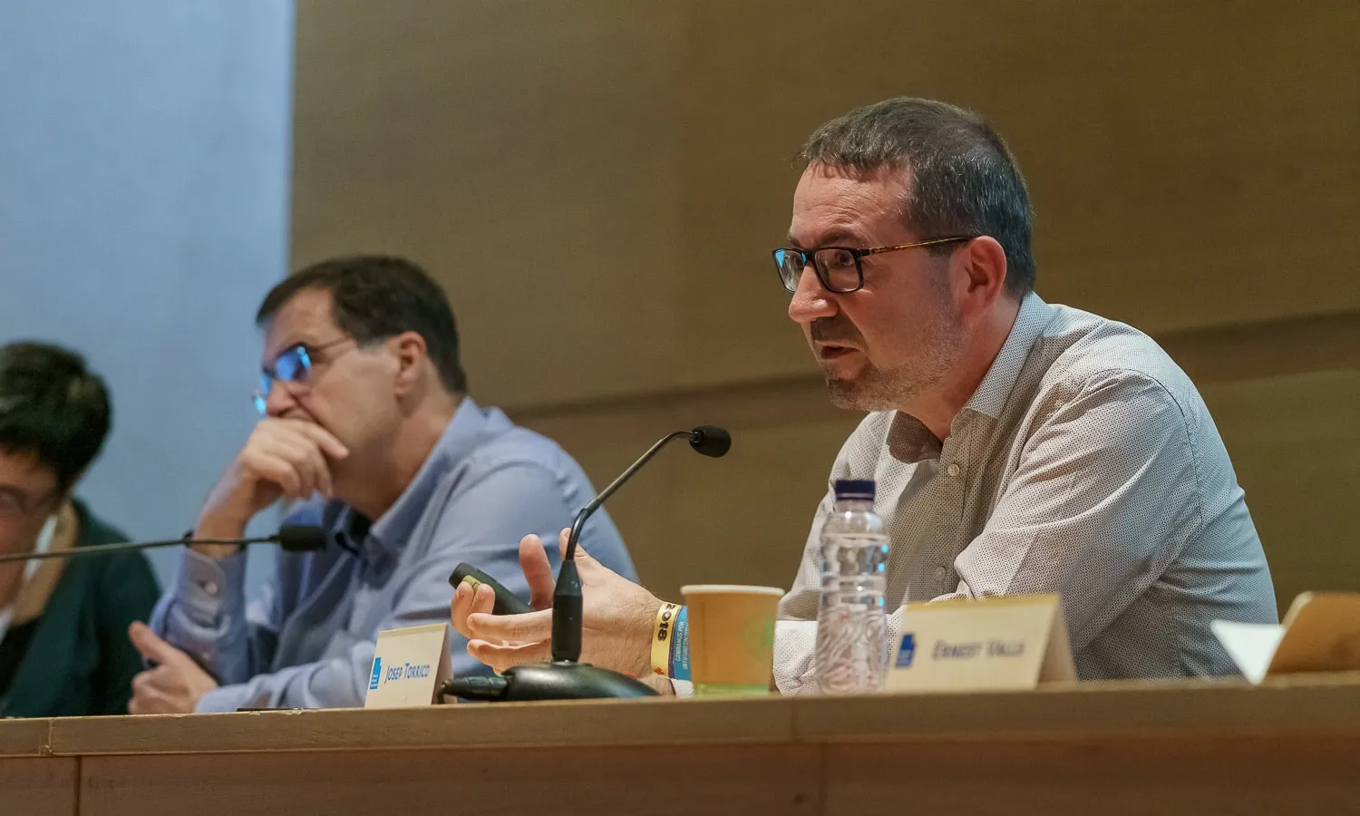 Els ponents del debat que va tenir lloc dijous al migdia a La Farga de l'Hospitalet. Font: Taula del Tercer Sector.