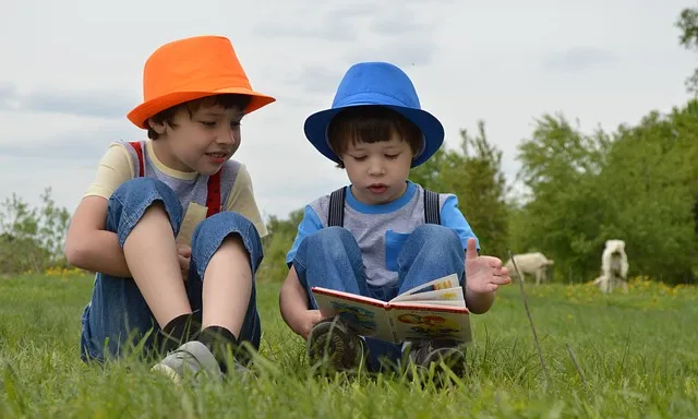 Infants mirant un llibre