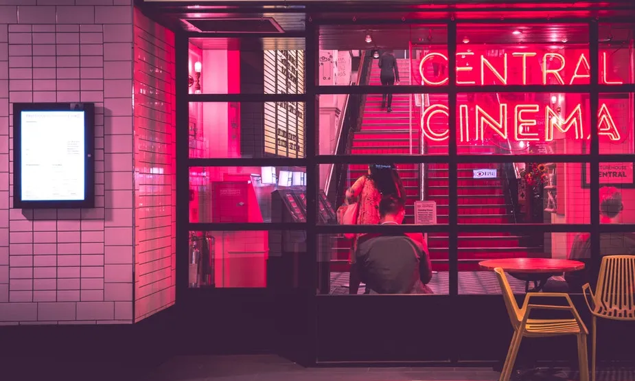 La cooperativa fa des de projeccions en digital fins a les clàssiques 16mm i 35 mm. Font: Unsplash.