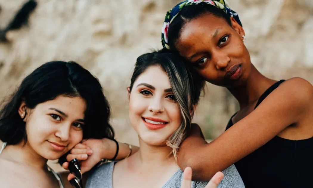 La interseccionalitat és l'estudi de les identitats socials solapades o intersectades i els seus respectius sistemes d'opressió. Font: Unsplash.