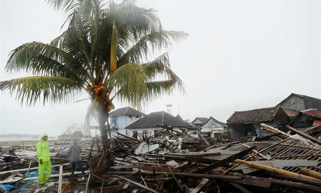 El tsunami d'Indonèsia ha deixat unes 400 persones mortes.