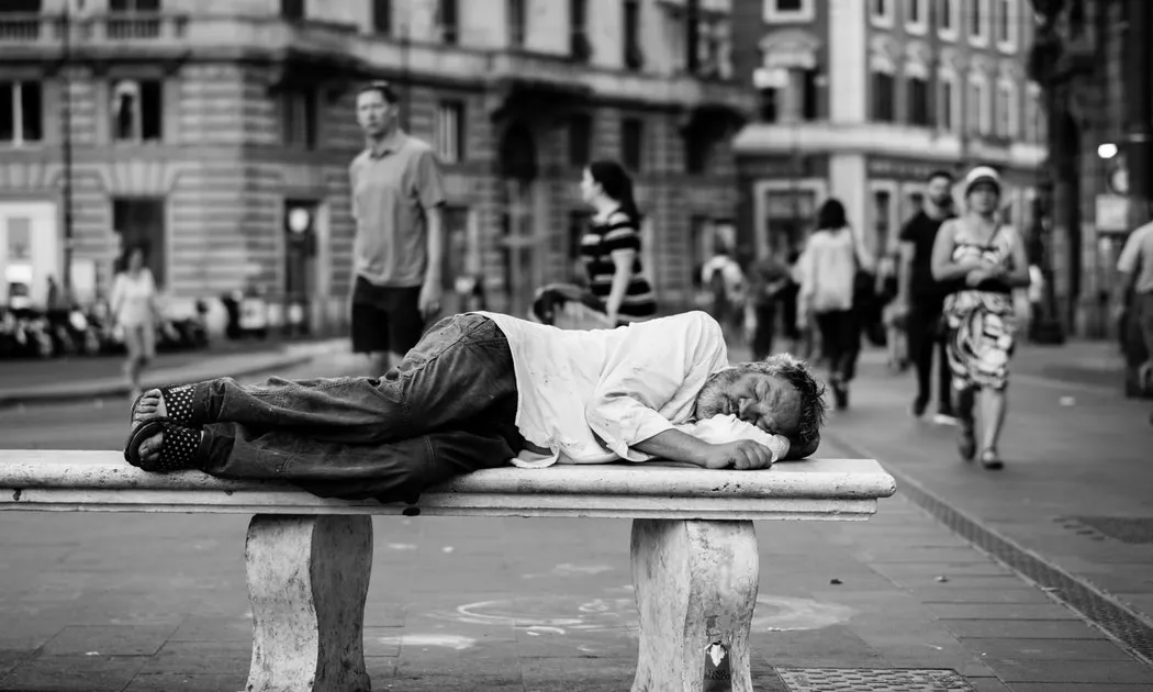 Una persona que ha viscut al ras a Barcelona viu una mitjana de 20 anys menys que qualsevol altre veí o veïna de la ciutat. Font: Unsplash.