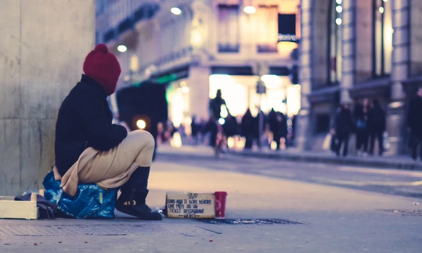 Viure al carrer deteriora la salut perquè la persona està exposada a molts riscos i ha d’afrontar dia a dia la por, la inseguretat i la manca de descans. Font: Unsplash.