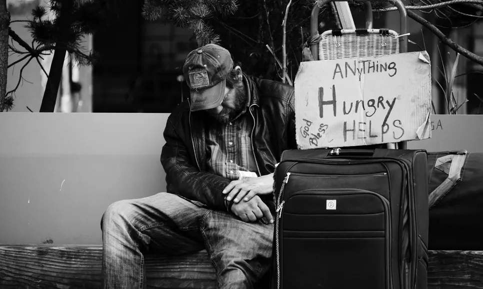 Les persones que viuen al carrer no tenen una alimentació sana, el que provoca que no tingun un bon estat de salut. Font: Unsplash.