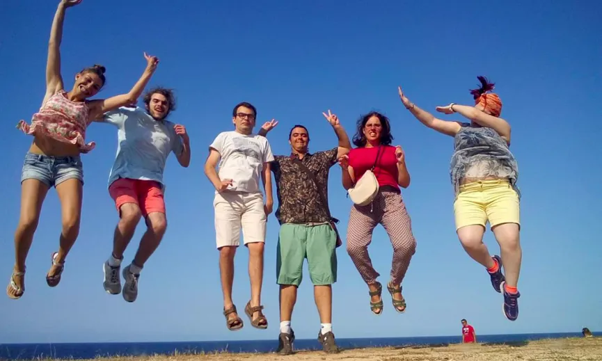 A les estades fan diferents tasques bàsiques del dia a dia, com anar al super, planxar, escombrar i cuinar. Font: Fundació Friends.