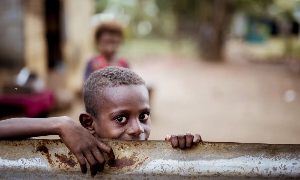 L'enllaç solidari lluita contra per garantir una bona nutrició dels infants. Font: Unsplash.